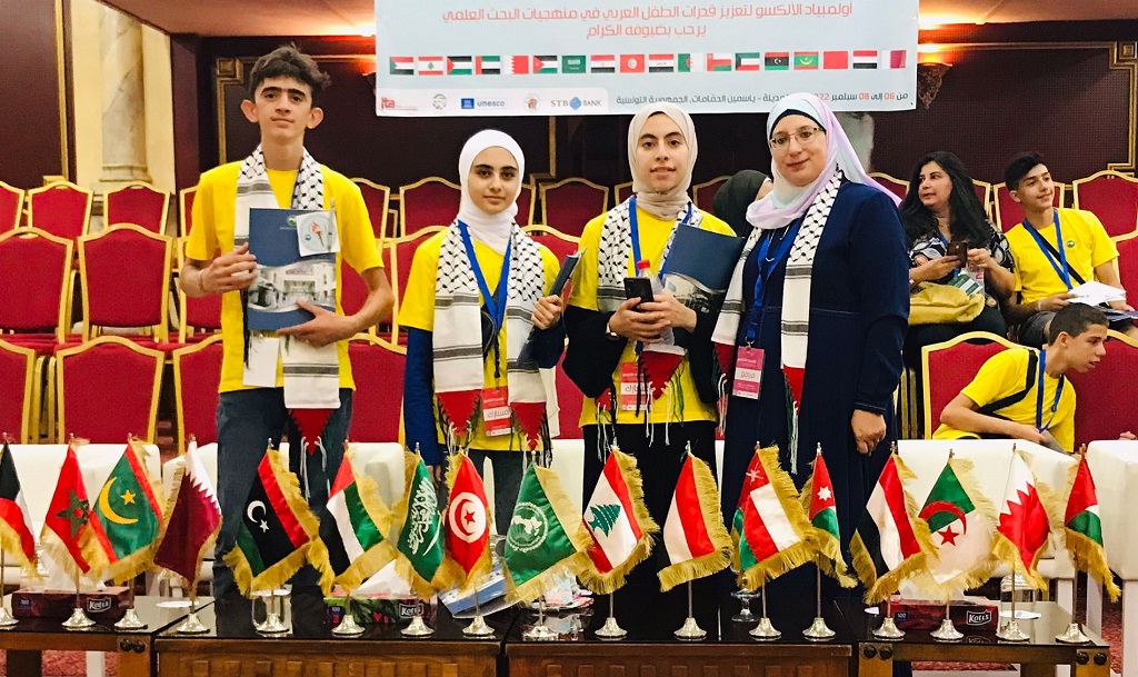 الفريق الطلابي الفائز بالمركز الأول ضمن محور "أفضل بحث عمل جماعي وفريق بحثي متميز" في أولمبياد الألكسو